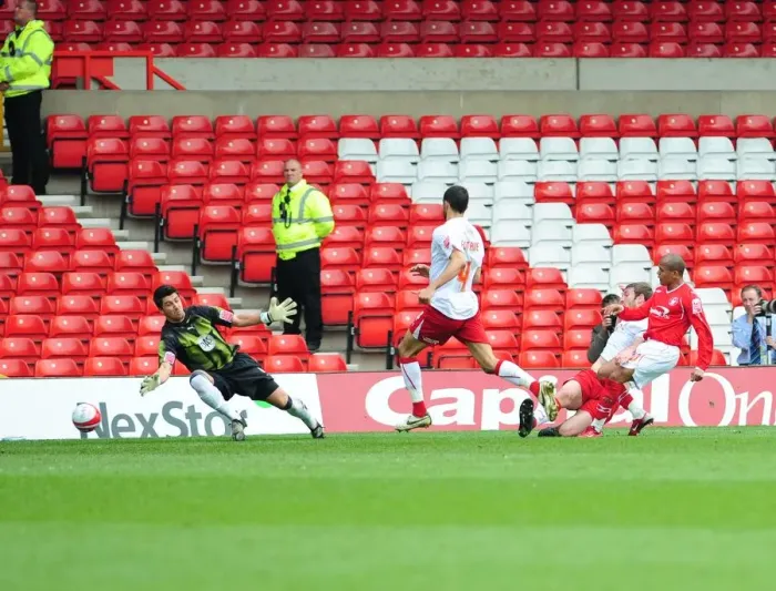 Framed Print : Robert Earnshaw Scores the Game-Winning Goal for Nottingham Forest Against Bristol City