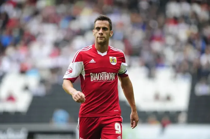 Framed Print : Sam Baldock Leads Bristol City's Charge Against Milton Keynes Dons in Sky Bet League One, 2013 Framed Print : Sam Baldock Leads Bristol City's Charge Against Milton Keynes Dons in Sky Bet League One, 2013