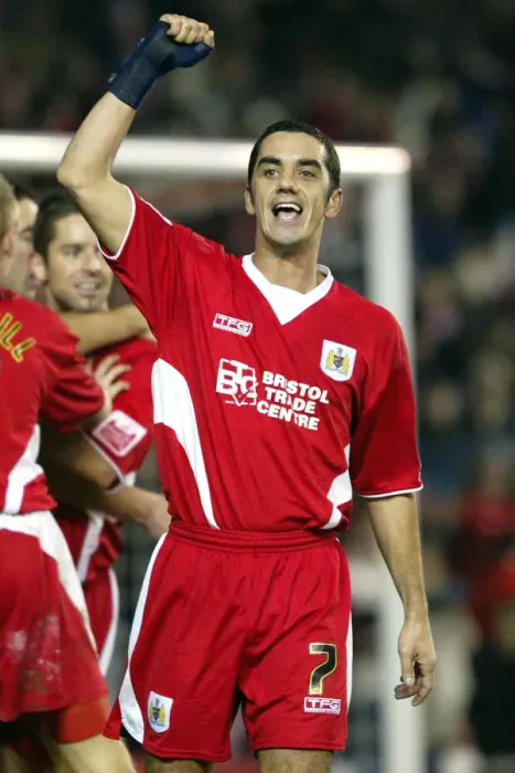 Framed Print : Scott Murray in Action: 05-06 Season, Bristol City Football Club Framed Print : Scott Murray in Action: 05-06 Season, Bristol City Football Club