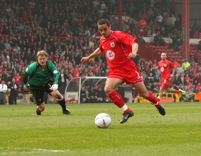 Framed Print : Scott Murray in Action for Bristol City Football Club (02-03) Framed Print : Scott Murray in Action for Bristol City Football Club (02-03)