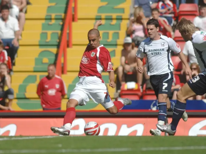 Framed Print : Scott Murray in Action: A Football Rivalry - Bristol City vs Scunthorpe United