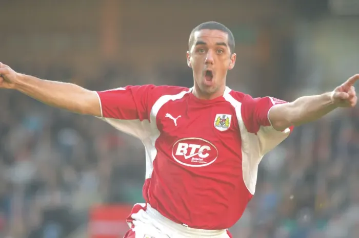 Framed Print : Scott Murray in Action: Norwich City vs. Bristol City