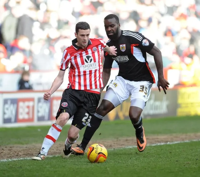 Framed Print : Sheffield United's Jamie Murphy Evades Karleigh Osborne in Sky Bet League One Clash Framed Print : Sheffield United's Jamie Murphy Evades Karleigh Osborne in Sky Bet League One Clash