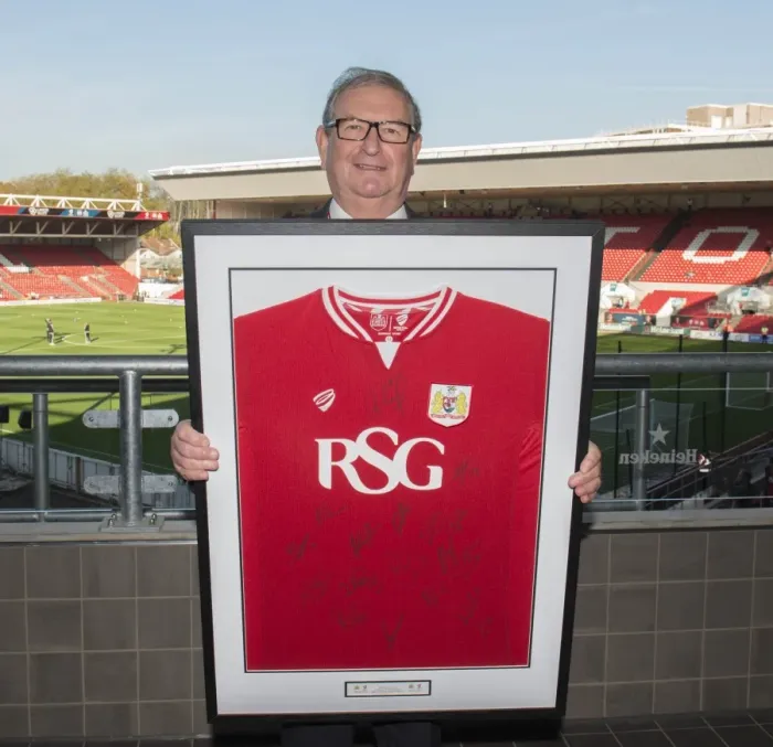 Framed Print : Sky Bet Championship Showdown: Bristol City vs Fulham at Ashton Gate, October 2015 Framed Print : Sky Bet Championship Showdown: Bristol City vs Fulham at Ashton Gate, October 2015
