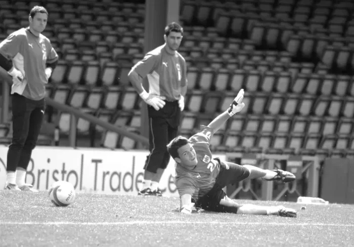 Framed Print : Stephen Henderson: Training with Intense Focus at Bristol City FC (07-08) Framed Print : Stephen Henderson: Training with Intense Focus at Bristol City FC (07-08)