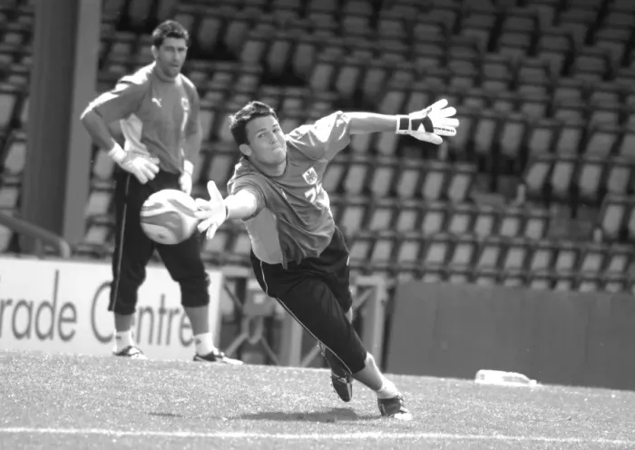 Framed Print : Stephen Henderson: Training with Intensity for Bristol City FC (07-08) Framed Print : Stephen Henderson: Training with Intensity for Bristol City FC (07-08)