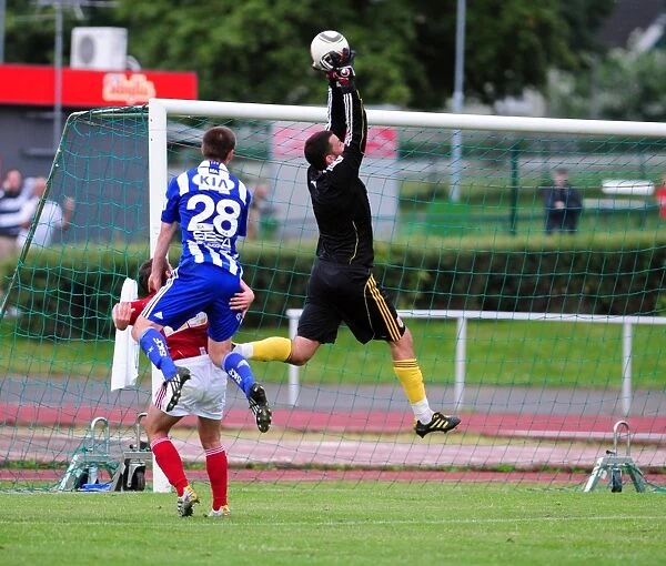 Stephen Henderson's Brave Show: A Goalkeeper's Duel at IFK Gothenburg vs. Bristol City