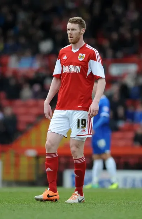 Framed Print : Stephen Pearson in Action: Bristol City vs Gillingham, Sky Bet League One, Ashton Gate, 1st March 2014 Framed Print : Stephen Pearson in Action: Bristol City vs Gillingham, Sky Bet League One, Ashton Gate, 1st March 2014