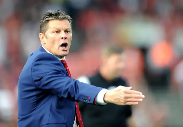 Framed Print : Steve Cotterill Leads Bristol City Against Reading in Sky Bet Championship (190915) Framed Print : Steve Cotterill Leads Bristol City Against Reading in Sky Bet Championship (190915)