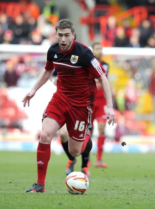 Framed Print : Steven Davies in Action: Bristol City vs Barnsley, Npower Championship