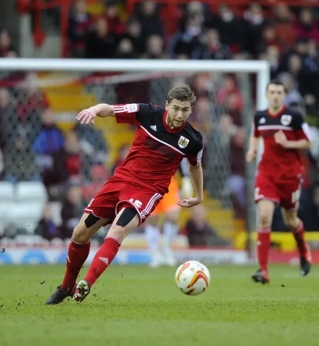 Framed Print : Steven Davies in Action: Bristol City vs Nottingham Forest, 2013 Framed Print : Steven Davies in Action: Bristol City vs Nottingham Forest, 2013