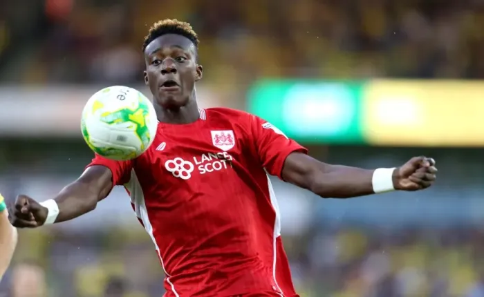 Framed Print : Tammy Abraham in Control: Norwich City vs. Bristol City Championship Clash, 2016