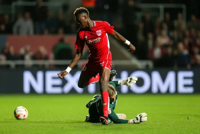 Framed Print : Tammy Abraham Outmaneuvers Robert Green: A Pivotal Moment in Bristol City vs Leeds United (Sky Bet EFL Championship, 2016)