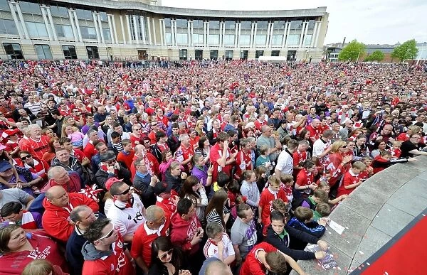 Thousands of Ecstatic Bristol City Fans Gather for Celebration Tour (Joe Meredith / JMP, 04 / 05 / 2015)