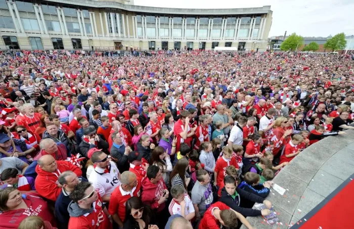 Framed Print : Thousands of Ecstatic Bristol City Fans Gather for Celebration Tour (Joe Meredith / JMP, 04 / 05 / 2015) Framed Print : Thousands of Ecstatic Bristol City Fans Gather for Celebration Tour (Joe Meredith / JMP, 04 / 05 / 2015)