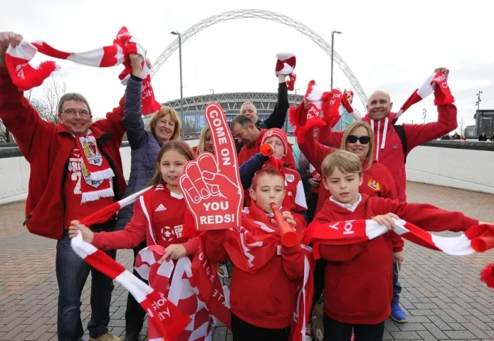 Framed Print : Thousands of Ecstatic Bristol City Fans at Wembley Stadium for Johnstone's Paint Trophy Final