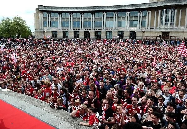 Thousands of Fans Pack Lloyds Amphitheater for Bristol City Celebration Tour (2015)