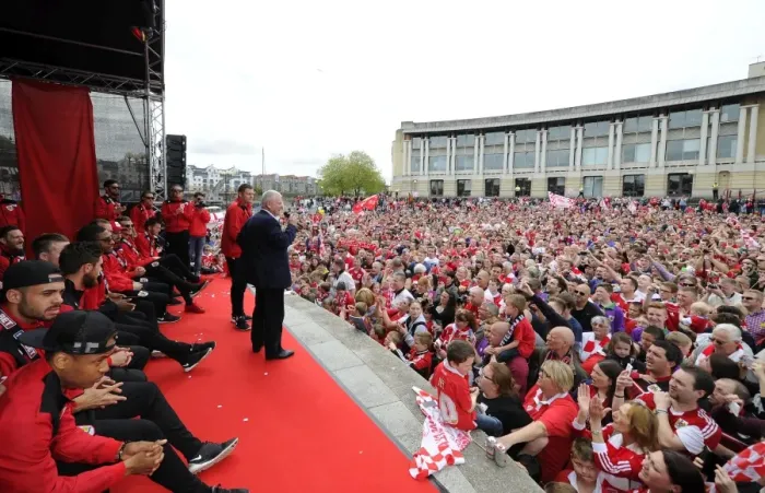 Framed Print : Thousands Gather for Steve Lansdown's Address at the Bristol City Celebration Tour (Joe Meredith / JMP, 2015)