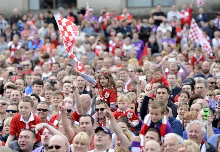 Framed Print : Thousands of Passionate Bristol City Fans Pack Lloyds Amphitheater for the 2015 Celebration Tour Framed Print : Thousands of Passionate Bristol City Fans Pack Lloyds Amphitheater for the 2015 Celebration Tour