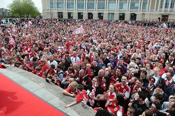 Thousands of Passionate Bristol City FC Fans Pack Lloyds Amphitheater (2015)
