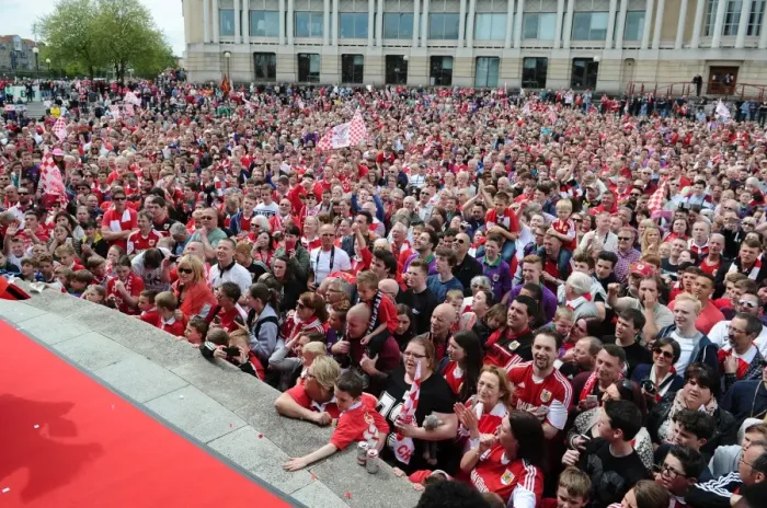 Framed Print : Thousands of Passionate Bristol City FC Fans Pack Lloyds Amphitheater (2015) Framed Print : Thousands of Passionate Bristol City FC Fans Pack Lloyds Amphitheater (2015)