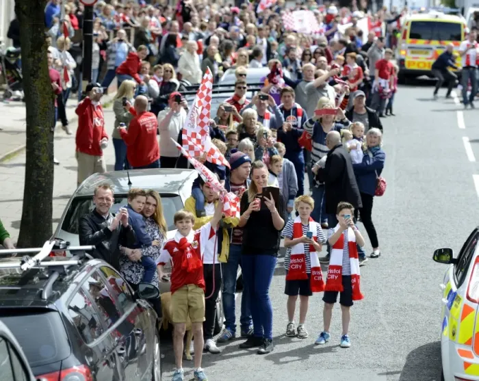 Framed Print : Thousands Turn Out for Euphoric Bristol City Welcome-Home Parade Framed Print : Thousands Turn Out for Euphoric Bristol City Welcome-Home Parade