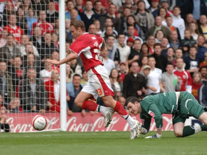 Framed Print : Thrilling Action: Lee Trundle vs Preston North End (Bristol City)