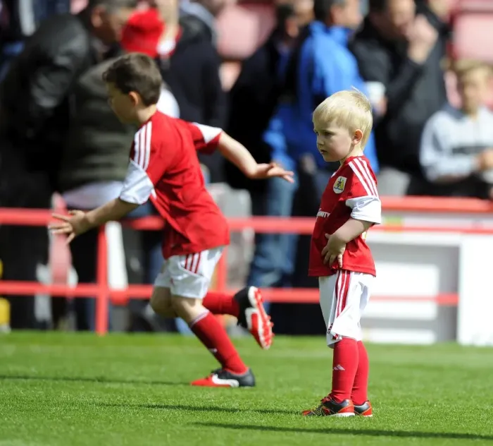 Framed Print : Thrilling Football Clash: Bristol City vs Crewe at Ashton Gate, Sky Bet League One, April 2014