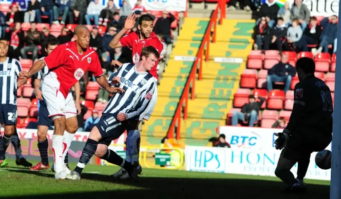 Framed Print : Thrilling Goal Celebration: Chris Iwelumo Beats West Bromwich Albion's Chris Brunt and Scott Carson - Football Championship, Bristol City vs West Bromwich Albion, 21st February 2010