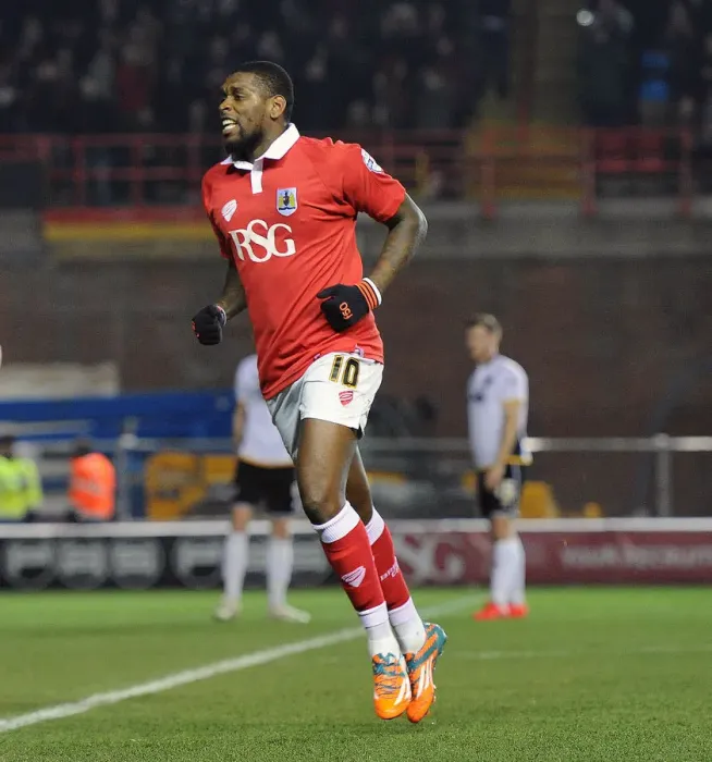 Framed Print : Thrilling Goal: Jay Emmanuel-Thomas Scores for Bristol City Against Port Vale in Sky Bet League One