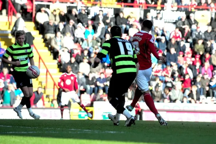 Framed Print : Thrilling Goal: Nicky Maynard Scores for Bristol City against Scunthorpe United, Championship 2010 Framed Print : Thrilling Goal: Nicky Maynard Scores for Bristol City against Scunthorpe United, Championship 2010