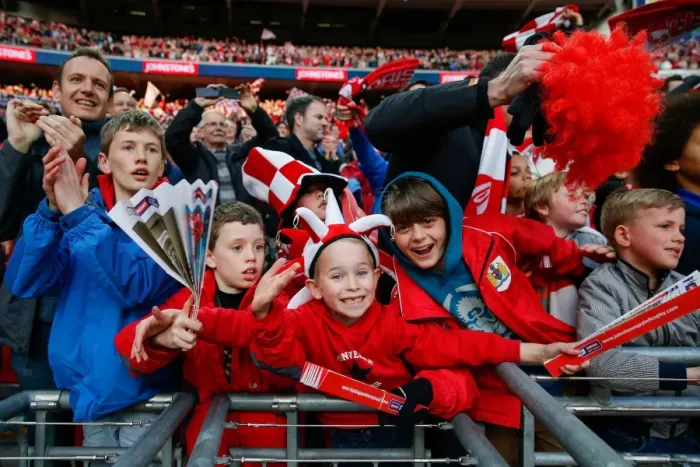 Framed Print : Triumphant Bristol City Fans Celebrate 2-0 Win and Football League Trophy Victory at Wembley Stadium