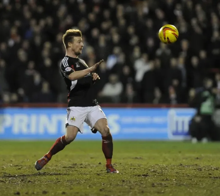 Framed Print : Wade Elliott in Action: Brentford vs. Bristol City, Sky Bet League One (January 2014)
