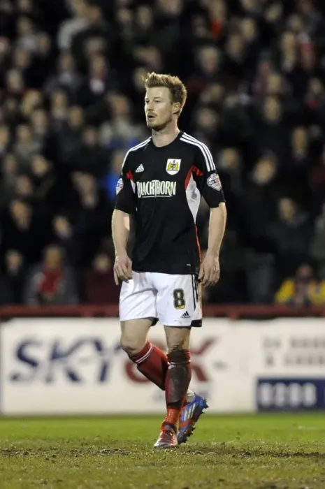 Framed Print : Wade Elliott in Action: Bristol City vs. Brentford, Football League One Clash at Griffin Park