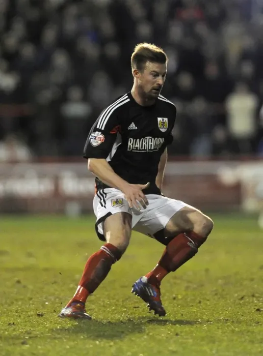 Framed Print : Wade Elliott in Action: Bristol City vs. Brentford (January 2014)