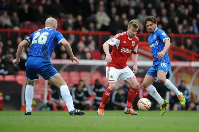 Framed Print : Wade Elliott in Action: Bristol City vs. Gillingham, Sky Bet League One, 01 / 03 / 2014