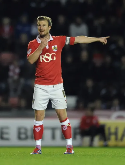 Framed Print : Wade Elliott in Action: Bristol City vs Bradford City, Sky Bet League One, 2014 Framed Print : Wade Elliott in Action: Bristol City vs Bradford City, Sky Bet League One, 2014