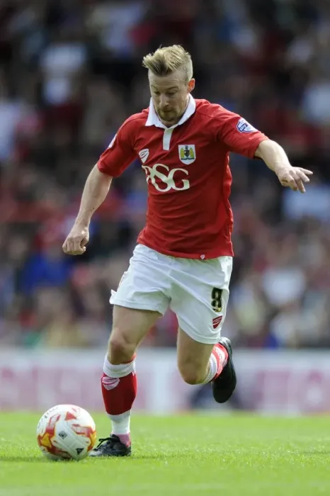 Framed Print : Wade Elliott in Action: Bristol City vs Colchester United, Sky Bet League One, August 16, 2014