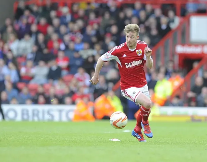 Framed Print : Wade Elliott in Action: Bristol City vs Crewe, Sky Bet League One, 2014 Framed Print : Wade Elliott in Action: Bristol City vs Crewe, Sky Bet League One, 2014