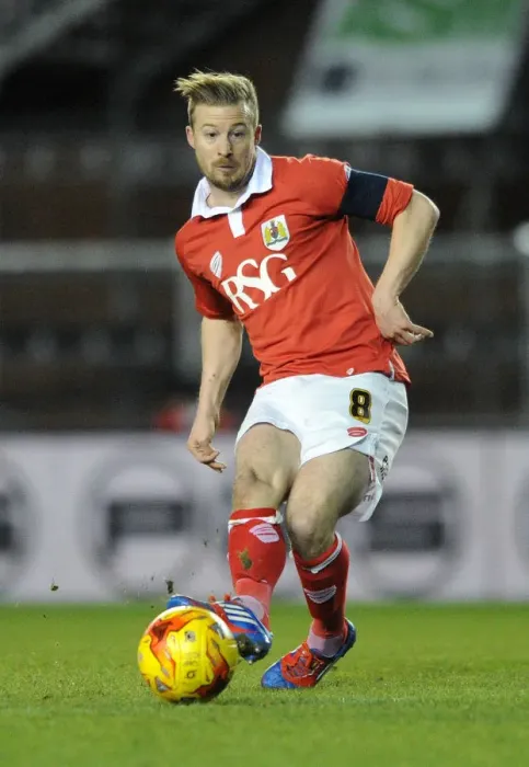 Framed Print : Wade Elliott in Action: Bristol City vs Gillingham, Johnstone's Paint Trophy, January 2015 Framed Print : Wade Elliott in Action: Bristol City vs Gillingham, Johnstone's Paint Trophy, January 2015