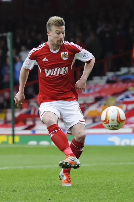 Framed Print : Wade Elliott in Action: Bristol City vs Gillingham, Sky Bet League One, 2014 Framed Print : Wade Elliott in Action: Bristol City vs Gillingham, Sky Bet League One, 2014