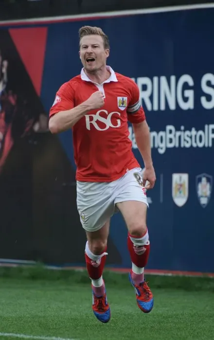 Framed Print : Wade Elliott in Action: Bristol City vs MK Dons, Sky Bet League One, Ashton Gate Framed Print : Wade Elliott in Action: Bristol City vs MK Dons, Sky Bet League One, Ashton Gate