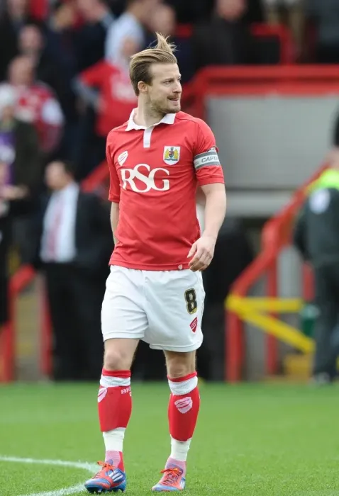 Framed Print : Wade Elliott in Action: Bristol City vs Oldham Athletic, Sky Bet League One, November 2014 Framed Print : Wade Elliott in Action: Bristol City vs Oldham Athletic, Sky Bet League One, November 2014