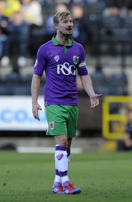 Framed Print : Wade Elliott in Action: Notts County vs. Bristol City (2014)