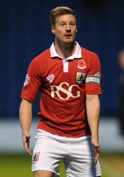 Framed Print : Wade Elliott in FA Cup Action: Gillingham vs. Bristol City, November 2014 Framed Print : Wade Elliott in FA Cup Action: Gillingham vs. Bristol City, November 2014