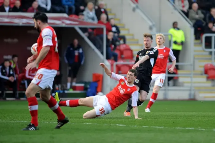 Framed Print : Wade Elliott Scores for Bristol City against Rotherham United, March 2014 Framed Print : Wade Elliott Scores for Bristol City against Rotherham United, March 2014