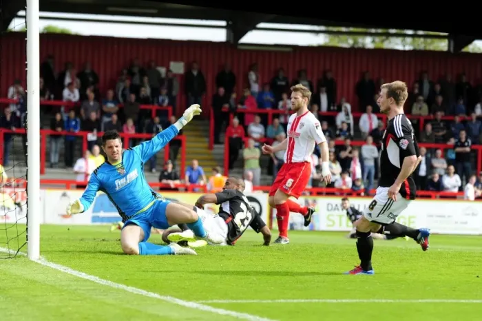 Framed Print : Wade Elliott Scores the Decisive Goal for Bristol City against Stevenage, April 2014 Framed Print : Wade Elliott Scores the Decisive Goal for Bristol City against Stevenage, April 2014