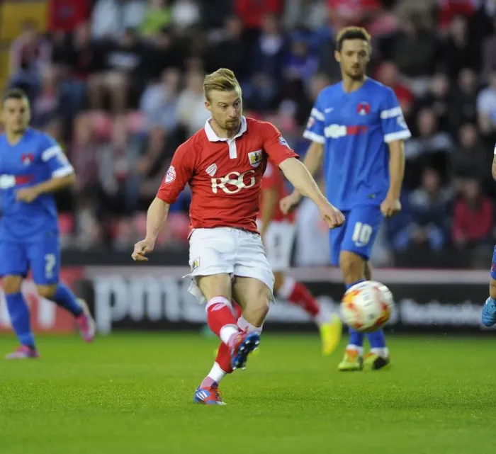 Framed Print : Wade Elliott Shoots for Bristol City Against Leyton Orient, Sky Bet League One, 2014 Framed Print : Wade Elliott Shoots for Bristol City Against Leyton Orient, Sky Bet League One, 2014