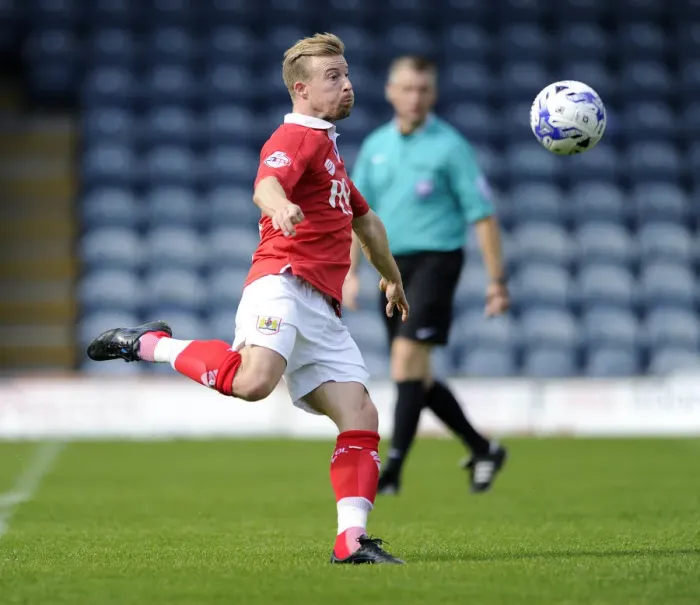 Framed Print : Wade Elliott Shoots for Bristol City Against Rochdale AFC, Sky Bet League One, 2014 Framed Print : Wade Elliott Shoots for Bristol City Against Rochdale AFC, Sky Bet League One, 2014