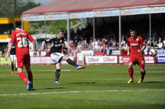 Framed Print : Wade Elliott's Shot: Bristol City's Pursuit in Sky Bet League One (Crawley Town v Bristol City)